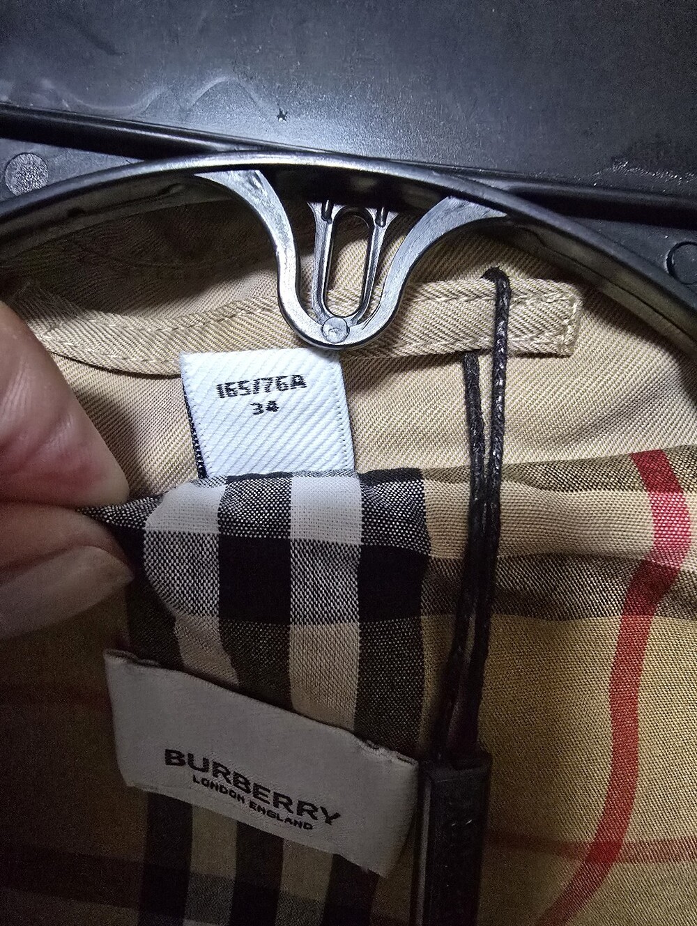 Cropped Classic Beige Women’s Trench Coat with Plaid Lining - Picture 8 of 15